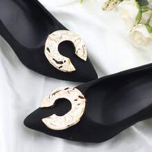 2 chiếc kẹp giày màu vàng kim loại có thể tháo rời, kiểu dáng bất đối xứng, chất liệu ABS vân sóng nước, dùng trang trí gót giày cao gót, phụ kiện kim loại cho mũi giày, trang trí giày mũi nhọn thời trang tối giản, phụ kiện trang trí giày cưới, giày dự tiệc có thể tháo rời. - Vàng - Xem 2