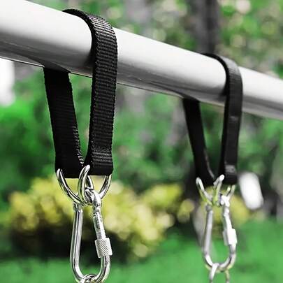 Bộ phụ kiện xích đu ngoài trời gồm 2 bộ, bao gồm móc màu đen bền chắc và dây đai nối dài đa chức năng, có thể gắn vào cột. Hoàn hảo cho võng, ghế treo và các vật dụng chịu được thời tiết khác, bao gồm cả dây đai xích đu.