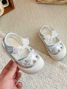 Màu bạc sáng bóng + Viền hoa rỗng! Sandal hở mũi mùa hè cho bé, chống đá chân, thiết kế khóa dán, đế mềm nhẹ và không gây khó chịu. - Bạc - Xem 5