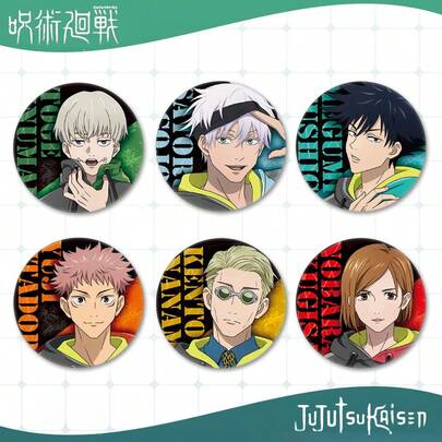 Jujutsu Kaisen 1枚双面闪光动漫徽章，图案包含五条悟、夏油、七海、惠、悠仁、东治等动漫角色，背景为彩色英文文字，适合作为情侣配饰、学生背包装饰、包包挂饰、朋友礼物、动漫情侣装扮装饰，也可用于情人节、万圣节、节日、角色扮演、收藏、纪念品等场合。