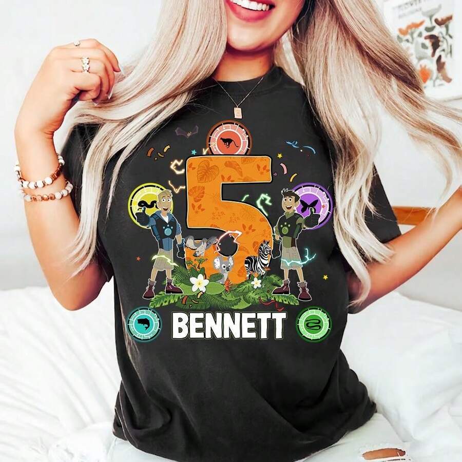 Custom Name And Age Wild Kratts Birthday Comfort Col Ors T-Shirt Birthday Gift Shirt Magic Kingdom Disneyland Family Matc - màu đen - Xem 1