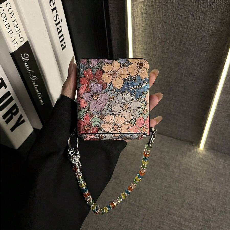 Capa para celular com estampa metalizada de flores coloridas, laço com glitter e miçangas. Compatível com Samsung Galaxy ZFlip7, Z Flip6, ZFlip 5, Zflip6 e Zflip5. Capa traseira resistente a impactos. - Vermelho e azul - Ver 1