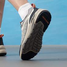 Skechers 经典户外风格 | 轻便、缓震、耐穿的男士低帮休闲运动徒步鞋 - 淺灰色 - 查看 4