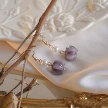 1 par de pendientes vintage delicados con gota de flor de vidrio púrpura y perla, adecuados para uso diario, regalo - Ganchos para pendientes con forma de tulipán de color morado claro - Ver 3