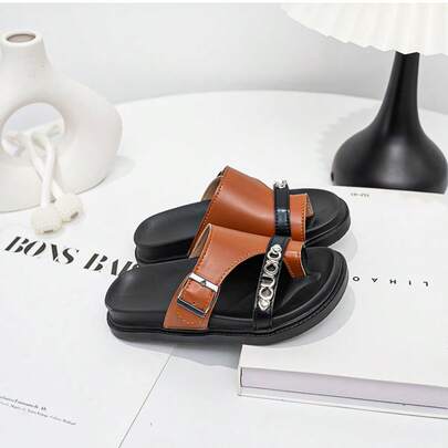 Dép lê đế mềm mùa hè cho trẻ em trai và gái, thiết kế hoạt hình dễ thương, đi biển, ở nhà, trong nhà, bền, thoải mái, thoáng khí, dễ thương + đế mềm + thiết kế mũi tròn + không dây buộc + đế thấp hấp thụ sốc + phong cách giản dị thường ngày + dép lê trẻ em + phù hợp cho gia đình hàng ngày, trường mầm non, kỳ nghỉ bãi biển, tiệc sinh nhật và nhiều dịp khác, phối màu đen nâu với trang trí dây xích bạc, đế mềm thoáng khí hấp thụ sốc ôm sát hình dáng bàn chân với dây quai khóa điều chỉnh, dép kín mũi mũi tròn không gót với thiết kế hai quai, dép kín mũi phối màu trẻ em
