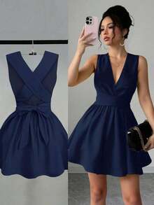 Vestido mini elegante y sexy para invitada de boda con cuello en V cruzado, sin mangas y silueta evasé, diseño versátil para conciertos, playa, fiestas, primavera/verano, con bolsillos, vestido de noche con espalda descubierta, color amarillo mantequilla - Azul marino - Ver 6