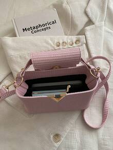 一款精致、高端、简约风格的奢华时尚小号女士单肩包，将于 2026 年发布。它采用独特的设计，并且是限量版。 - 粉色 - 查看 12