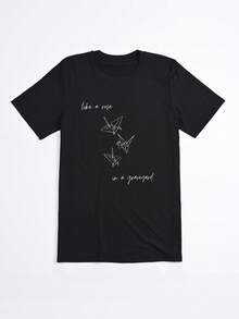Camiseta negra con estampado de grullas de origami y texto like a rose in a graveyard para uso casual - Negro - Ver 2