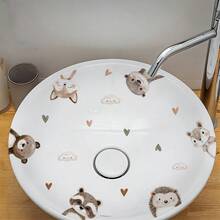 1张异想天开的森林动物朋友浴室贴纸，包含狐狸、海狸、浣熊、松鼠和刺猬，并饰以爱心和云朵图案，可爱的贴纸，适用于浴室或厨房水槽，可移除，即撕即贴，趣味动物沐浴装饰 - 彩色 - 查看 2