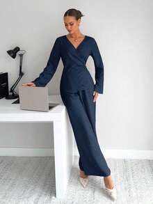 Elegante conjunto de mujer novedad de otoño, compuesto por blusa de manga larga acampanada envolvente y pantalones wide leg de talle alto.Cuenta con diseño ajustado en la cintura con lazo trasero, corte favorecedor y tela texturizada fresca, ideal para oficina y looks diarios elegantes. - Azul marino - Ver 5