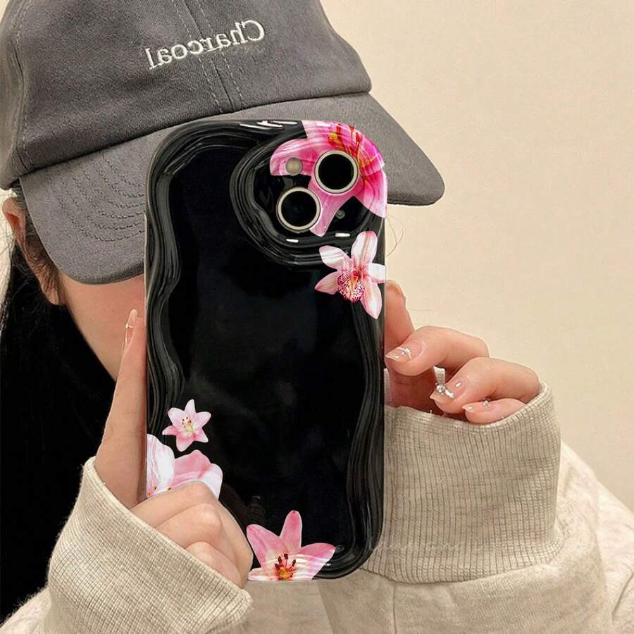 1 unidad Flores rosadas sobre fondo blanco. Funda para iPhone 16, material suave TPU, diseño de borde ondulado crema elegante y moderno, protección completa de cámara antigolpes, resistente a rasgos y desgaste diario, ventilada y disipadora de calor sin calentamiento, antipolvo y resistente a la suciedad, funda ideal para uso diario, desplazamientos y viajes - Negro - Ver 1