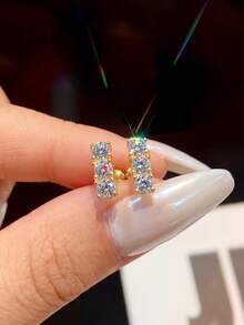 一对0.1克拉三石扭曲莫桑石925纯银耳环，优雅迷人，适合订婚、结婚、闺蜜生日、周年纪念日和新娘婚礼珠宝。 - 一字莫桑耳釘 - 查看 5