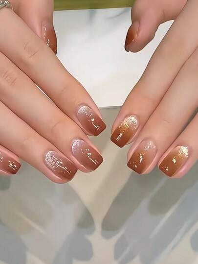 Thêm chút lãng mạn với bộ 24 móng tay giả ngắn màu nâu gradient lấp lánh bạc, độ phủ toàn bộ, dành cho phụ nữ và bé gái, thích hợp cho mùa hè. Bao gồm 1 tờ keo dán và 1 dũa mini. Thích hợp cho các bữa tiệc mùa hè, công sở, sử dụng hàng ngày. Keo dán dạng gel được giao ngẫu nhiên.