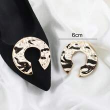 2 chiếc kẹp giày màu vàng kim loại có thể tháo rời, kiểu dáng bất đối xứng, chất liệu ABS vân sóng nước, dùng trang trí gót giày cao gót, phụ kiện kim loại cho mũi giày, trang trí giày mũi nhọn thời trang tối giản, phụ kiện trang trí giày cưới, giày dự tiệc có thể tháo rời. - Vàng - Xem 7