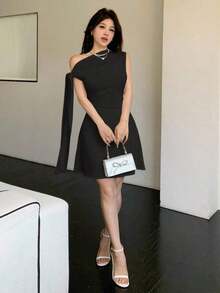 Vestido minimalista para mujer con estampado floral de tinta, hombro asimétrico con lazo, cintura ajustada - Negro 2 - Ver 4