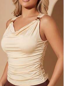 Top Blusa elegante blanca sin mangas para mujer con escote  caido drapreado y detalle metálico decorativo en los hombros top ajustado estilo sofisticado y minimalista, camiseta femenina de tela suave y elástica que realza la silueta, blusa moderna casual chic ideal para outfits de verano y primavera  top fashion para combinar con faldas, pantalones de vestir, jeans o conjuntos elegantes, prenda versatil para looks formales, casuales y de fiesta, blusa estilizada con diseño entallado que marca la cintura y resalta la figura femenina, top blanco liso con broche metálico dorado central que aporta un toque glamuroso y contemporáneo, camiseta elegante para citas, eventos, salidas nocturnas, oficina o reuniones, prenda básica premium para guardarropa femenino, top sofisticado para mujer moderna que busca estilo, elegancia y comodidad, blusa ajustada sexy pero refinada ideal para outfits aesthetic, classy, minimal, chic y moda urbana, top elegante para combinar con tacones, sandalias. tenis, - Albaricoque - Ver 6