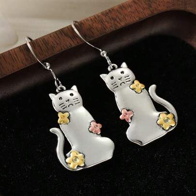可爱时尚的花朵嘟嘴猫咪吊坠耳环，手工铜质动物耳环，百搭配饰，适合女性旅行和度假