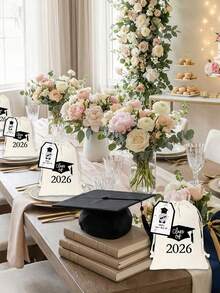 12/6 pezzi Borse regalo per feste di laurea, borse in cotone con coulisse stampate da 10*15cm, biglietti di incoraggiamento per la laurea, motivo tocco da laureato, borse regalo per la laurea 2026, buste per caramelle e biscotti, sacchetti con coulisse, borse per imballaggio regalo, adatte per feste e eventi a tema laurea, celebrazione della laurea, omaggi per feste, regali di ringraziamento per eventi di laurea, feste di compleanno - multicolore - Visualizzare 9
