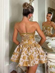 Elegante vestido mini sin tirantes para mujer, confeccionado en tela de satén con tejido en relieve reluciente.Destaca un amplio lazo en el pecho y una falda acampanada con volantes.Diseño favorecedor con corte corsé, perfecto para citas románticas y con un encantador estilo princesa. - Amarillo - Ver 2