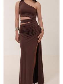 VESTIDO CAROLINE LONGO COM RECORTES E FENDA LATERAL Cinturado Assimétrico Ombro Único - Marrom - Visão 8