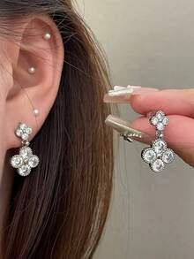 1 đôi bông tai mặt dây chuyền hình cỏ bốn lá đính đá Cubic Zirconia tinh tế, thời trang, sang trọng, phù hợp cho cả đi làm và đi chơi. - Bông tai mặt dây chuyền hình cỏ bốn lá đính đá zircon. - Xem 2