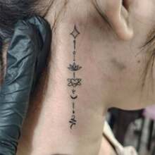 Un tatuaje temporal de loto, estrella y luna en sánscrito en negro y gris con líneas finas. Duradero, resistente al agua y de alta gama. (Pegatina para la oreja) - Multicolor - Ver 2