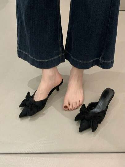 Mẫu sandal nữ mũi nhọn cao gót mới mùa hè 2026, thiết kế kín mũi, thanh lịch và duyên dáng. Sandal tinh tế phù hợp cho phái nữ, với thiết kế gót thấp, kiểu dáng công sở thắt nơ giản dị.