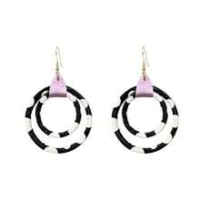 1 Đôi khuyên tai khoét lỗ thủ công, hơi bất đối xứng, có thể điều chỉnh, họa tiết chấm bi hai lớp hình tròn, chất liệu da nhẹ, quà tặng cho bạn bè và người yêu. - Bông tai thủ công - Xem 4