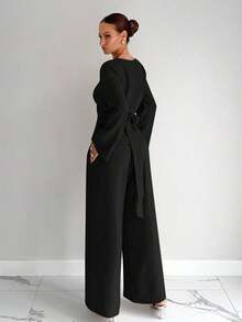 Elegante conjunto de mujer novedad de otoño, compuesto por blusa de manga larga acampanada envolvente y pantalones wide leg de talle alto.Cuenta con diseño ajustado en la cintura con lazo trasero, corte favorecedor y tela texturizada fresca, ideal para oficina y looks diarios elegantes. - Negro - Ver 2
