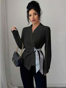 Blusa elegante femenina de manga larga blanca para oficina, cuello solapa en V, nudo asimétrico lateral con cinta estampada paisley, cintura fruncida entallada.Tela caída suave, estilo intelectual elegante, ideal para trabajo y uso diario. - Negro - Ver 7