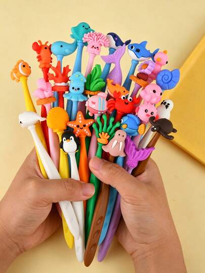 12个可爱卡通海洋主题摇头橡皮擦——趣味十足的学习用品。这些橡皮擦采用萌趣的动物造型，是绝佳的办公用品或贴心礼物——非常适合生日、单身派对、新娘送礼会、订婚、婴儿派对、芭蕾舞演出、学校、办公室和家庭使用。