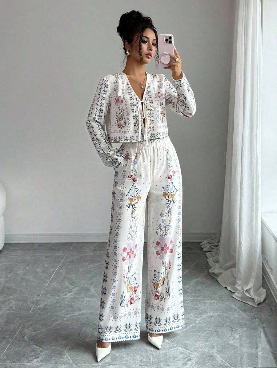 Conjunto casual de dos piezas para mujer, compuesto por blusa corta de manga larga con estampado floral completo y lazo frontal, y pantalones wide leg de talle alto a juego.Tela suave y fresca, estilo bohemio dulce y elegante, perfecto para looks de vacaciones y salidas diarias. - Albaricoque - Ver 1