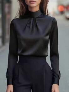 Blusa de mujer de satén negro, con cuello alto, mangas largas y pliegues en el pecho.Su textura satinada le da un aire elegante y versátil, perfecta para usar en la oficina, eventos formales o looks casuales, durante todo el año. - Albaricoque - Ver 9