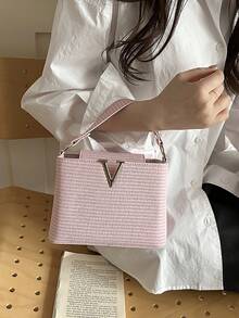 一款精致、高端、简约风格的奢华时尚小号女士单肩包，将于 2026 年发布。它采用独特的设计，并且是限量版。 - 粉色 - 查看 4