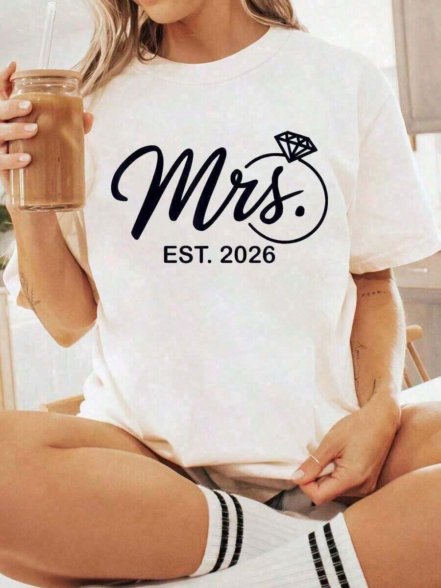 Est. 2026 Bridal T-Shirt, Fiancée, Wife, Bachelorette Party, Wedding, Printed T-Shirt, Casual Crew Neck T-Shirt, Short Sleeve, Comfortable, For Spring And Summer - Unisex Clothing For Women And Men, Daily Campus Wear | Exquisite Design | Loose And Comfortable | Easy To Match | - 白色 - 查看 1