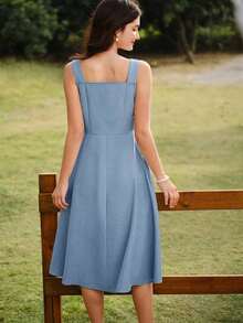 Este elegante vestido midi de tirantes, en un verde profundo, es la prenda ideal para el verano.Con un diseño vintage de botones y prácticos bolsillos, su corte acampanado favorece la silueta y combina estilo con funcionalidad.Es perfecto para paseos por la playa, vacaciones, brunchs o cualquier ocasión primaveral y veraniega, evocando el estilo romántico de los años 90. - lago azul - Ver 6