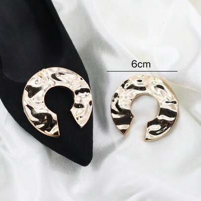 2 chiếc kẹp giày màu vàng kim loại có thể tháo rời, kiểu dáng bất đối xứng, chất liệu ABS vân sóng nước, dùng trang trí gót giày cao gót, phụ kiện kim loại cho mũi giày, trang trí giày mũi nhọn thời trang tối giản, phụ kiện trang trí giày cưới, giày dự tiệc có thể tháo rời.
