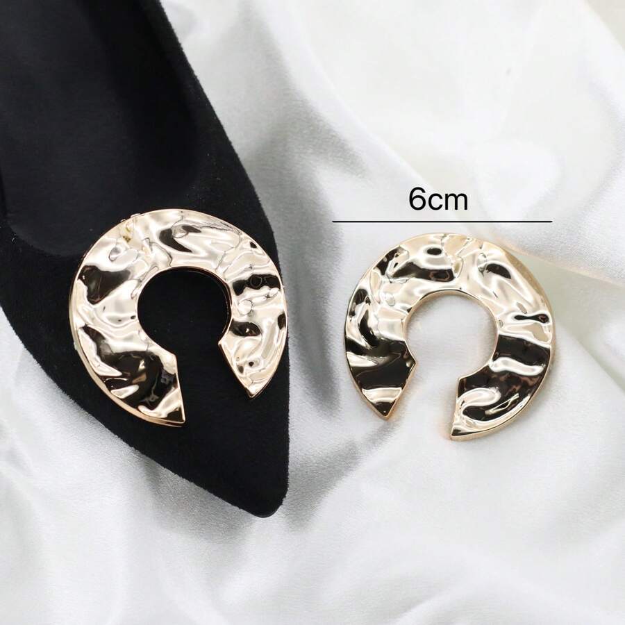 2 chiếc kẹp giày màu vàng kim loại có thể tháo rời, kiểu dáng bất đối xứng, chất liệu ABS vân sóng nước, dùng trang trí gót giày cao gót, phụ kiện kim loại cho mũi giày, trang trí giày mũi nhọn thời trang tối giản, phụ kiện trang trí giày cưới, giày dự tiệc có thể tháo rời. - Vàng - Xem 1