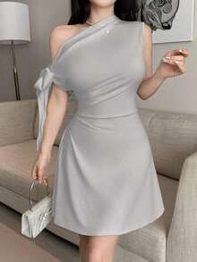 Vestido corto asimétrico elegante burdeos, diseño con lazos en hombro y pliegues en cintura, ideal para citas, fiestas y ocasiones de otoño e invierno - Gris - Ver 8