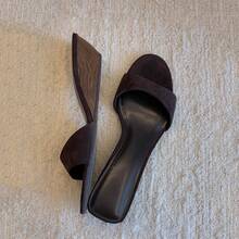 Elegant Faux Suede Wedge Slides Women Summer Platform Mules Sandals  Open Toe Beach Wear Casual Street Style Footwear Fashionable High Heel Sandals Stylish Minimalist Aesthetic Slip On Shoes Lightweight Non Slip Sole Daily Comfort Walking Sandals  Summer Street Wear Essential Chic Minimalist Style Summer Outfit Accessory Versatile Footwear For Pool Party Beachside Vacation Essential Comfortable Platform Mules For All Day Wear Soft Supportive Design Fashion Forward Statement Shoes  Summer Essentials For Women Comfortable High Wedge Sandals Effortless Style Easy To Slip On Casual Daily Sandals Fashionable Summer Beach Must Have Footwear  Minimalist Design Aesthetic Wedge Sandals Comfortable Casual Slides For Women  Summer Fashion Sandals Stylish Wedge Slides For Daily Casual Wear - 紅色 - 查看 1