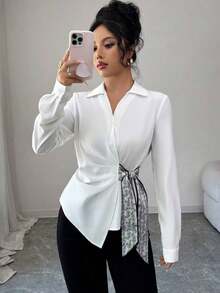 Blusa elegante femenina de manga larga blanca para oficina, cuello solapa en V, nudo asimétrico lateral con cinta estampada paisley, cintura fruncida entallada.Tela caída suave, estilo intelectual elegante, ideal para trabajo y uso diario. - Negro - Ver 11