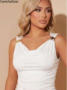 Top Blusa elegante blanca sin mangas para mujer con escote  caido drapreado y detalle metálico decorativo en los hombros top ajustado estilo sofisticado y minimalista, camiseta femenina de tela suave y elástica que realza la silueta, blusa moderna casual chic ideal para outfits de verano y primavera  top fashion para combinar con faldas, pantalones de vestir, jeans o conjuntos elegantes, prenda versatil para looks formales, casuales y de fiesta, blusa estilizada con diseño entallado que marca la cintura y resalta la figura femenina, top blanco liso con broche metálico dorado central que aporta un toque glamuroso y contemporáneo, camiseta elegante para citas, eventos, salidas nocturnas, oficina o reuniones, prenda básica premium para guardarropa femenino, top sofisticado para mujer moderna que busca estilo, elegancia y comodidad, blusa ajustada sexy pero refinada ideal para outfits aesthetic, classy, minimal, chic y moda urbana, top elegante para combinar con tacones, sandalias. tenis, - Blanco - Ver 1