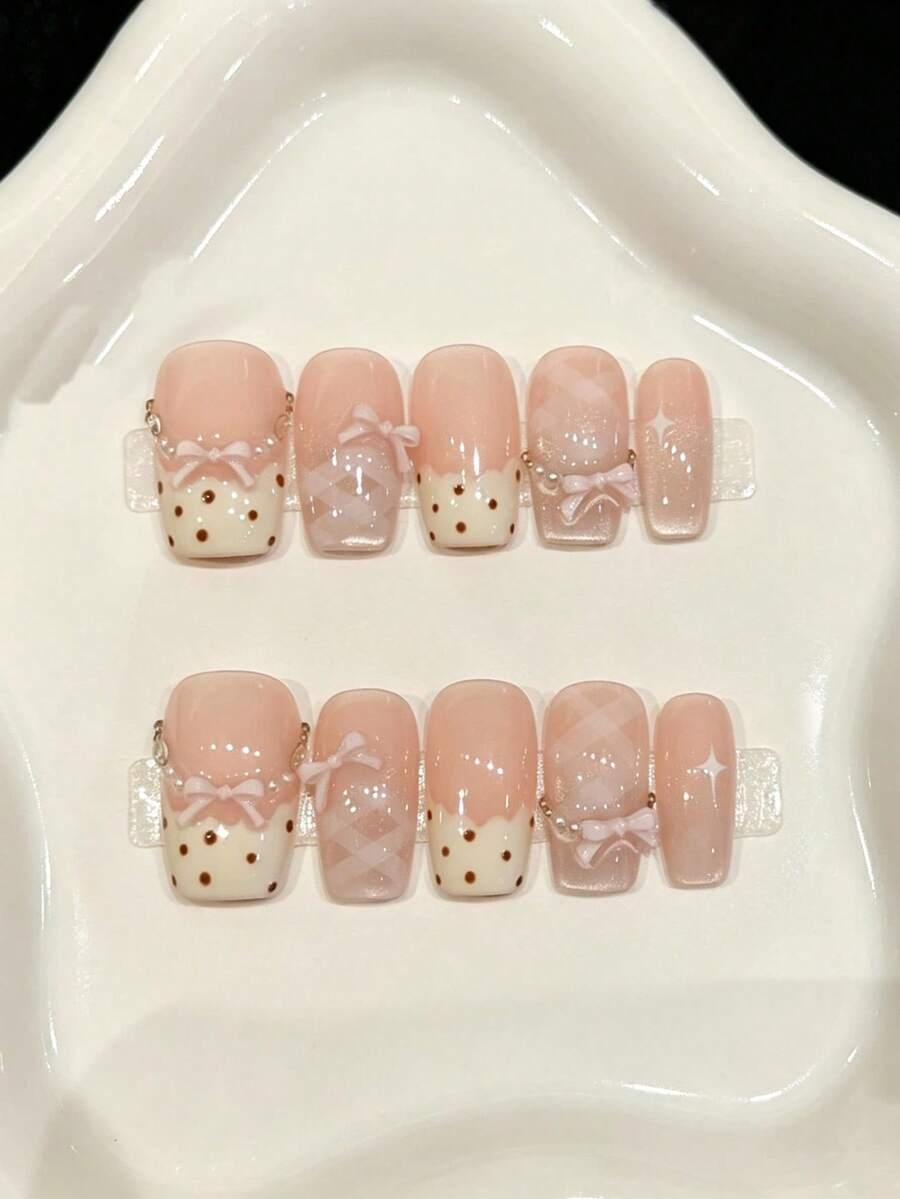 10片装短款方形手工美甲贴片,适合派对和日常佩戴,粉色系,蝴蝶结图案,方形设计,闪亮夺目,易于佩戴。10片装Y2K风格手工美甲贴片,适合女孩和女士在节日派对和日常佩戴。 - 粉色 - 查看 1