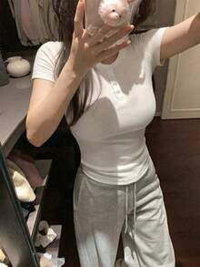 Áo thun ôm dáng, tay ngắn, cổ hơi mở, cài cúc ở eo. - trắng - Xem 3