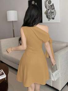 Vestido corto asimétrico elegante burdeos, diseño con lazos en hombro y pliegues en cintura, ideal para citas, fiestas y ocasiones de otoño e invierno - Camel - Ver 2