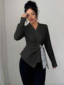 Blusa elegante femenina de manga larga blanca para oficina, cuello solapa en V, nudo asimétrico lateral con cinta estampada paisley, cintura fruncida entallada.Tela caída suave, estilo intelectual elegante, ideal para trabajo y uso diario. - Negro - Ver 6
