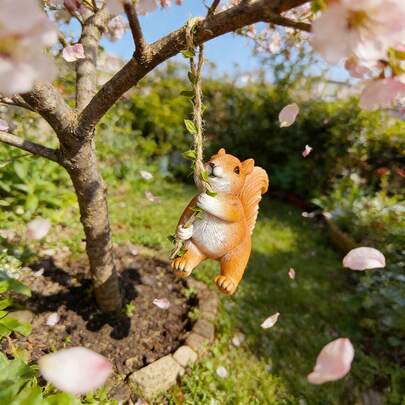 1 Piece Resin Squirrel Figurine In Charming Forest Fairy-Tale Style This Orange Seated Hanging Squirrel Realistic Fur Details And Playful Posture A Versatile Decor Piece It Serves As Both An Enchanting Garden Centerpiece And A Heartwarming Gift For Spring Weddings Housewarming Parties. Perfect For Year-Round Decoration On Shelves Lawn Flower Beds And Holiday Displays Or Bedroom Decor Bedroom DecorationLifelike Home & Yard Decor