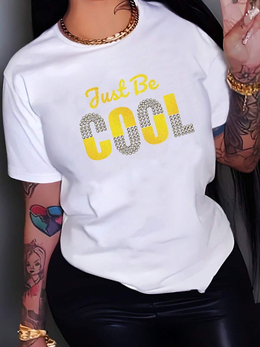 Una camiseta gráfica para mujer con la frase 'Just Be Cool', diseñada con cuello redondo y mangas cortas, hecha de materiales transpirables y suaves, perfecta para uso casual en primavera y verano - Blanco - Ver 1