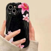 1 unidad Flores rosadas sobre fondo blanco. Funda para iPhone 16, material suave TPU, diseño de borde ondulado crema elegante y moderno, protección completa de cámara antigolpes, resistente a rasgos y desgaste diario, ventilada y disipadora de calor sin calentamiento, antipolvo y resistente a la suciedad, funda ideal para uso diario, desplazamientos y viajes - Negro - Ver 2
