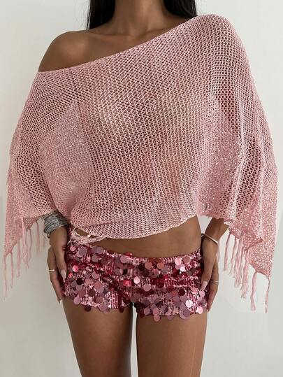 Primavera/Verão Estilo Retrô Y2K Doce e Ousado das Mulheres Anos 2000. Capa Cardigan de Crochê Transparente com Ombros à Mostra em Rosa, Tecido de Malha Aberta com Aplicações de Lantejoulas. Projetado com Acabamento de Franjas, Bainha Assimétrica Irregular e Mangas Longas de Morcego. Cobertura Externa Chique e Transparente, Roupa de Festa Y2K, Perfeita para Festas, Boates e Festivais de Música.